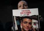 Майката на Едан Александър държи плакат с негова снимка на демонстрация в Тел Авив