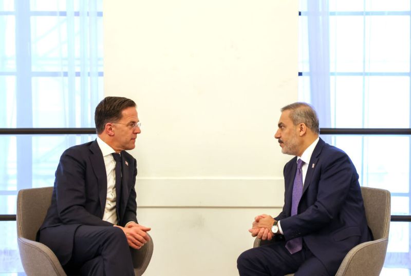 Генералният секретар на НАТО Марк Рюте (вляво) и Министърът на външните работи на Турция Хакан Фидан (вдясно) 