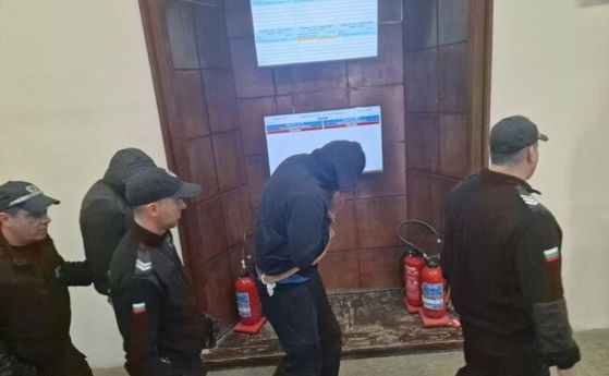 Полицаите преди гледането на мярката им за неотколонение