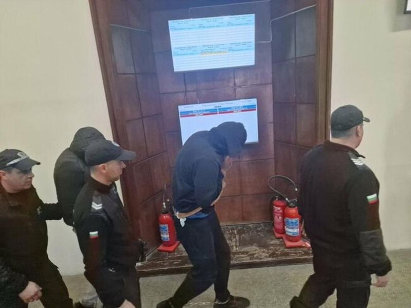 Полицаите преди гледането на мярката им за неотколонение