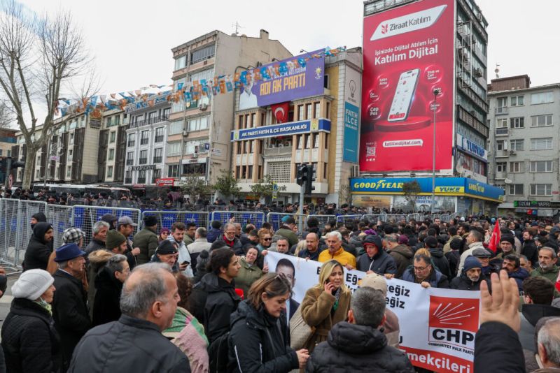 Протестиращи в Истанбул в подкрепа на кмета на Истанбул.