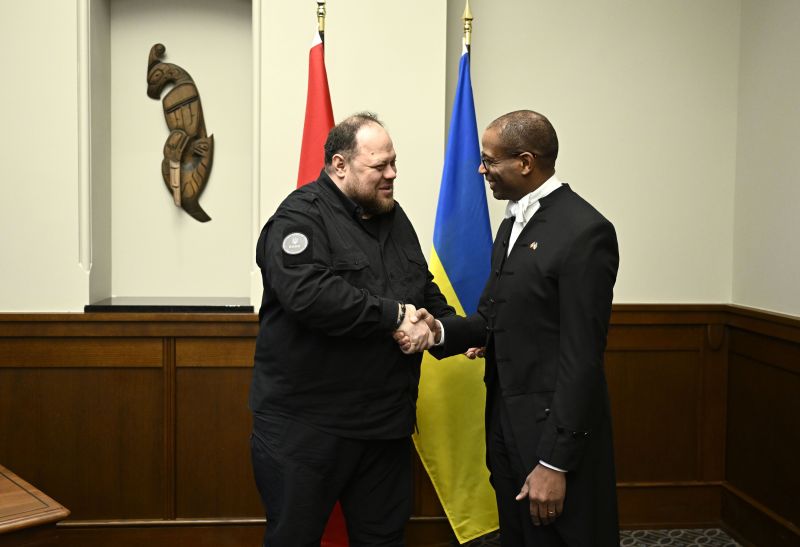 Руслан Стефанчук се ръкува с председателя на канадския парламент. Снимка: АП/Justin Tang.