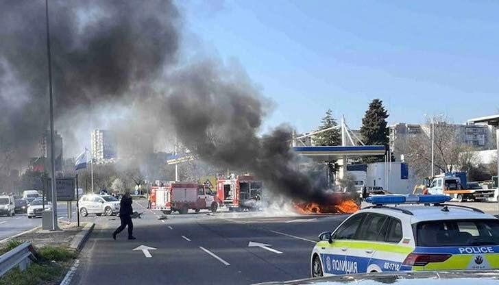 Тежък пътен инцидент при сблъсък между лек автомобил и мотоциклет на входа на Бургас