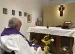 Папа Франциск отправя молитва в параклис в болницата "Джемели" в Рим, 16 март 2025 година - снимка: пресслужбата на Ватикана чрез AP