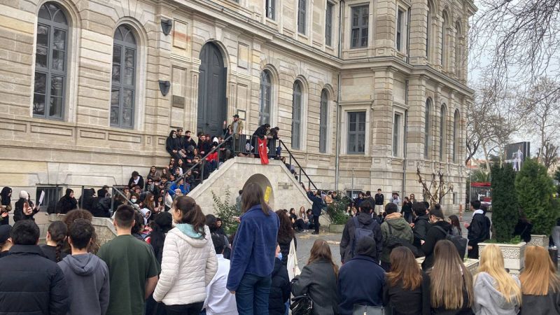 Студенти от Истанбулския технически университет (İTÜ) са затворени в кампуса на университета в истанбулския квартал Мачка.