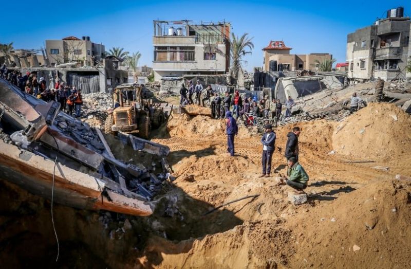 Палестинци пред развалини след израелските удари в южната част на Газа вчера