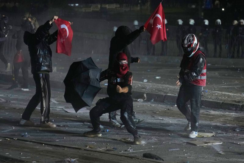 Сблъсъци по време на протестите в Истанбул