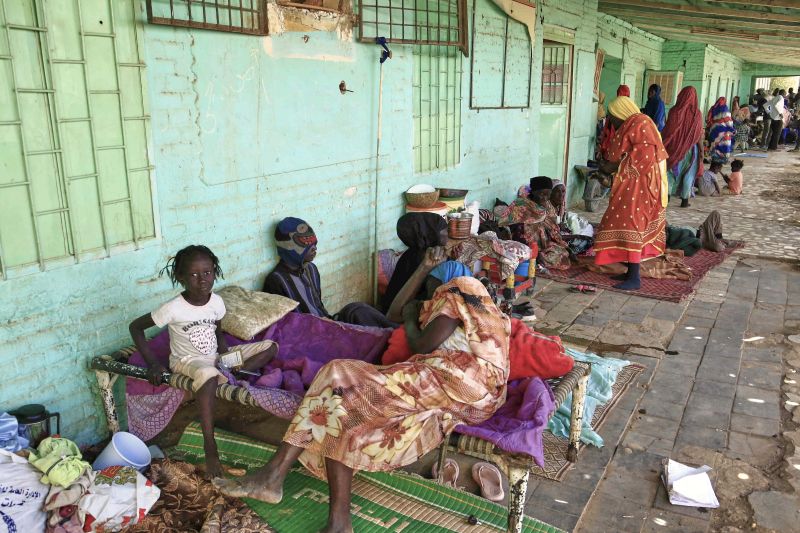 Деца и жени, подслонени в училище