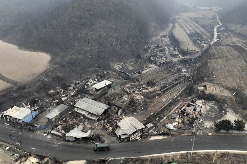 Опустошено от пожарите в Южна Корея селище, 27 март 2025 година.