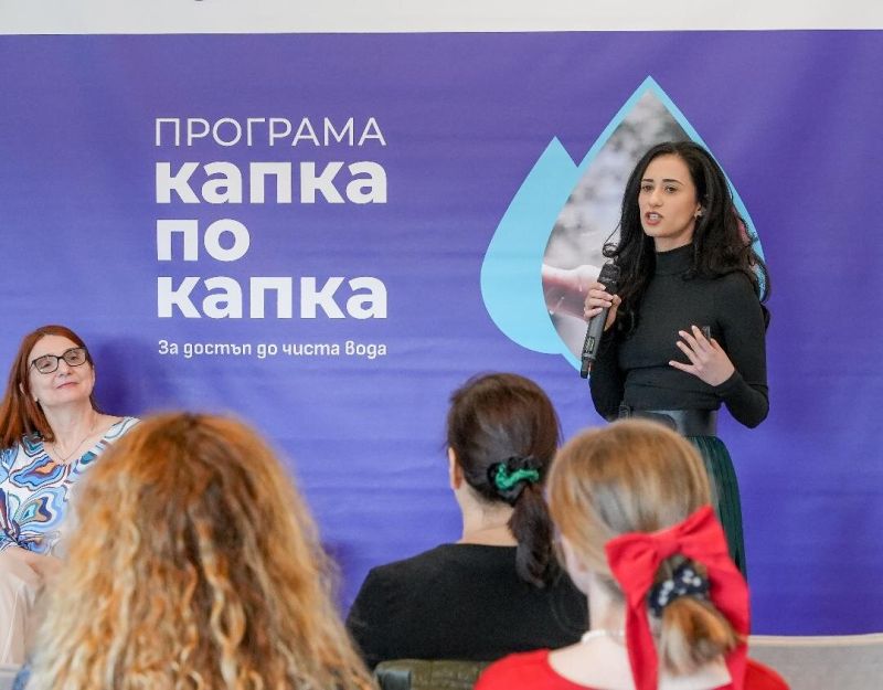 Гергана Бонева от JTI представи ключовите компоненти на инициативата, които включват грантов механизъм за НПО и общини, изграждане на обществени чешми и подкрепа за социални организации, осигуряващи хигиенни услуги на уязвими групи