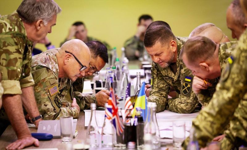 Американски, британски и украински военни. Сред тях Валерий Залужни.