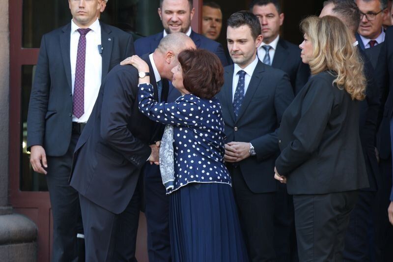 Гордана Силяновска-Давкова в топла прегръдка с президента Румен Радев.