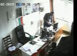 Кадър от видеото, на което се твърди, че полицай фалшифицира документ