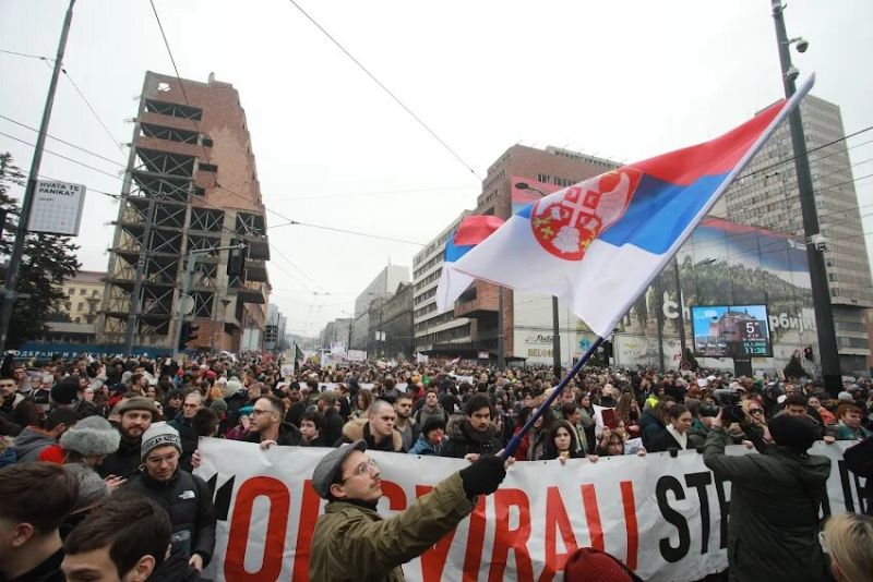 Военните ветерани в Сърбия в защита на студентите