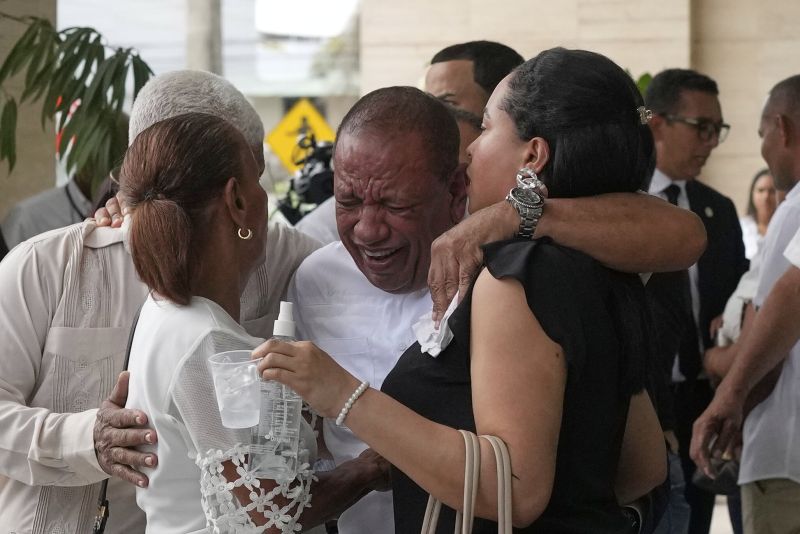 Роднини на бившия бейзболист Октавио Дотел скърбят на погребението му в Санто Доминго, 10 април 2025 г