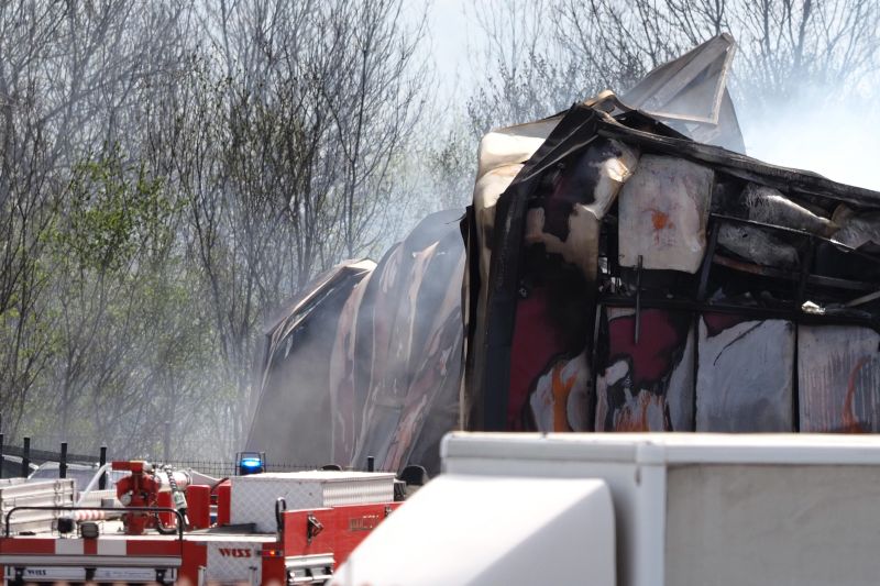 Огромен пожар е избухнал в автосервиз в софийското село Долни Лозен