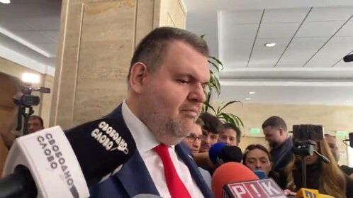 Пеевски дава брифинг в НС