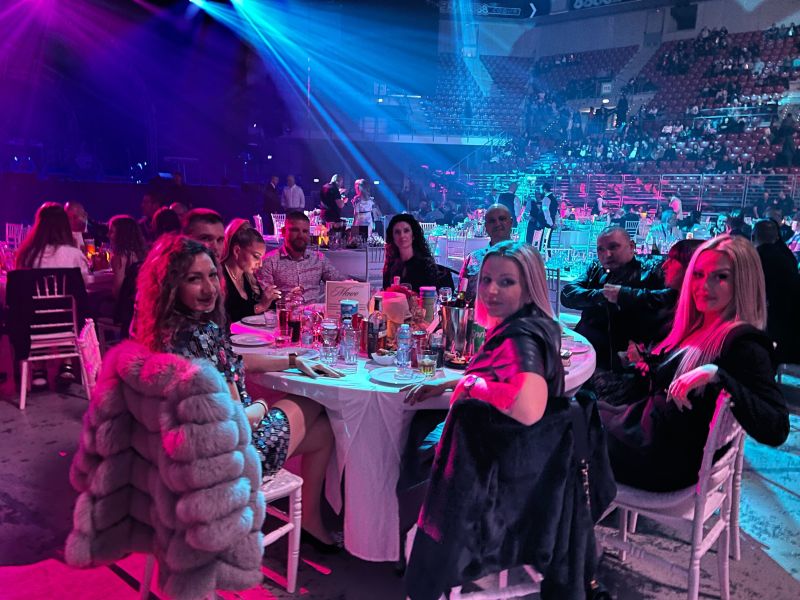 8888.bg подари VIP маса на концерта на Миле и Драгана в Арена 8888 София