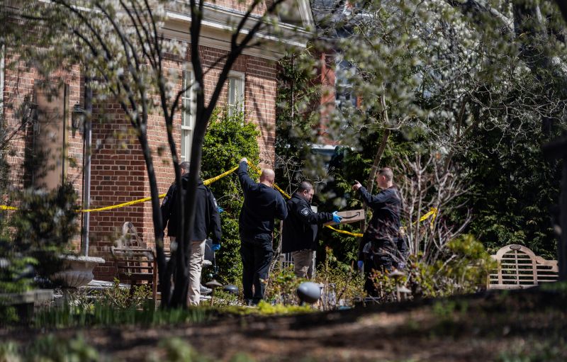 Полицаи правят оглед на резиденцията на губернатора на Пенсилвания