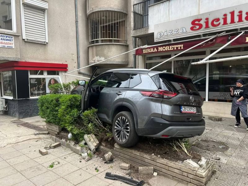 Кола се е вярзала в пицария