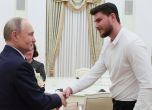 Руският президент Владимир Путин поздравява Александър Труфанов в Кремъл.