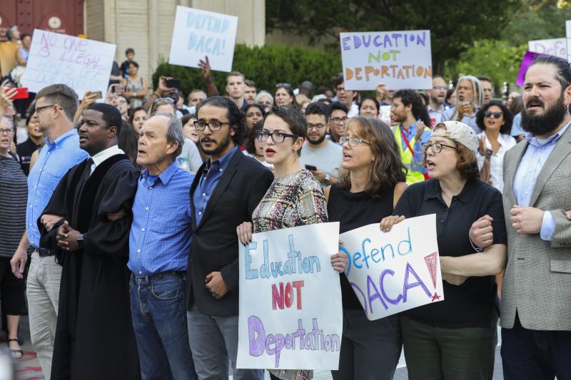 (Кеймбридж, Масачузетс 9/07/17) Местни колежани и университетски преподаватели се събират и протестират срещу плана на президента Тръмп да прекрати DACA, като блокират движението и са арестувани на Масачузетс Авеню пред Харвардския университет в Кеймбридж