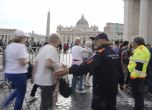 Хора се редят на опашка на площад "Свети Петър", за да влязат в едноименната базилика, където са изложени тленните останки на папа Франциск, 23 април 2025 година. Снимка: AP/Markus Schreiber