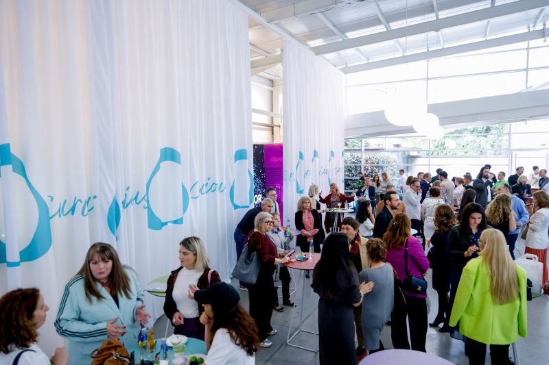 Филип Морис България представи IQOS ILUMA i - най - новото поколение IQOS утройства 