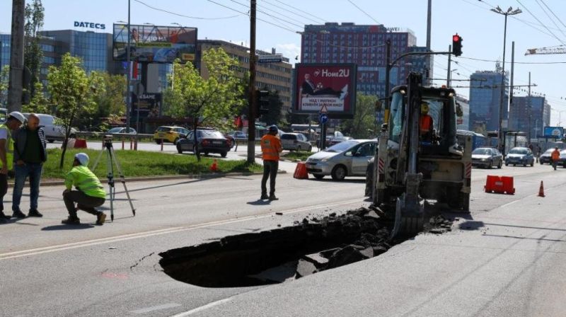 Пропадна участък от локалното платно на ''Цариградско шосе'' в София (снимки)