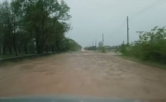 Порой в Северозападна България наводни къщи, пътища и посеви