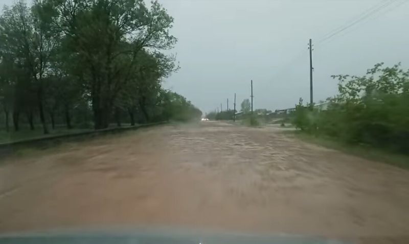 Наводнен път