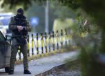  Полицай охранява близо до мястото на масова стрелба в с. Дубона, Сърбия. БТА/АП
