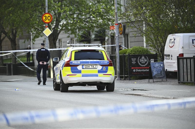 Служители на шведската полиция на мястото на стрелбата в град Упсала, Изотчна Швеция,