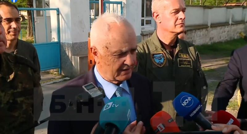 Министър Атанас Запрянов дава брифинг 