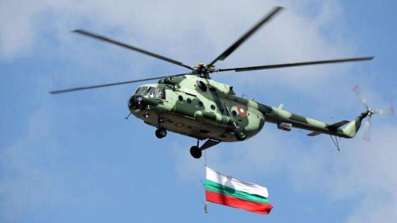 В началото на парада ще прелетят вертолет „Ми-17“ и два вертолета „Cougar“.