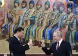 Руският и китайският президент (вляво) вдигат наздравица на вечеря в Кремъл при предишно посещение на Си Цзинпин, 21 март 2023 г. Снимка: Pavel Byrkin, Kremlin Pool Photo via AP.