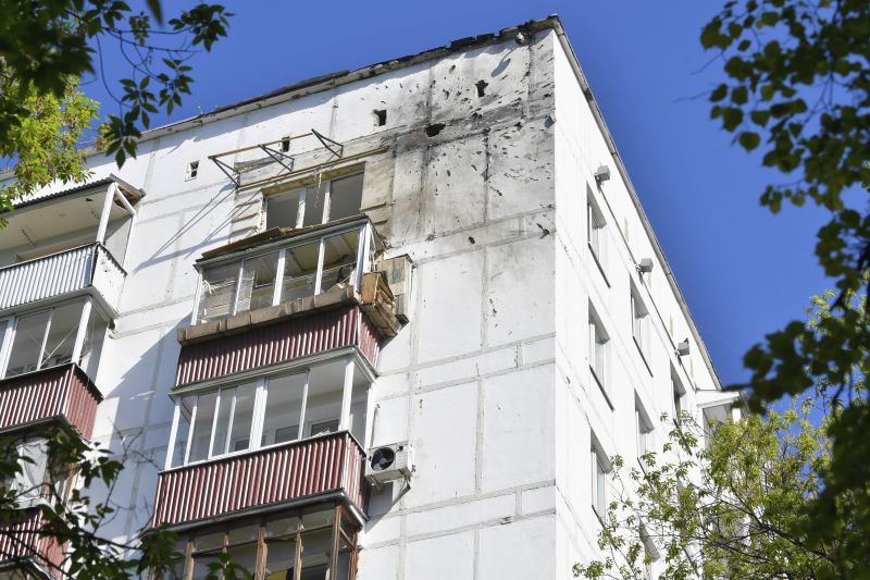 Щети по жилищна сграда в Москва, нанесени от украински дрон, 6 май 2025 г. Снимка: AP