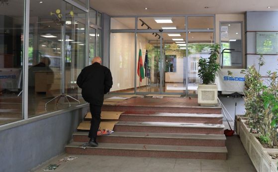 29-годишен задържан, залял с червена боя входа на МК