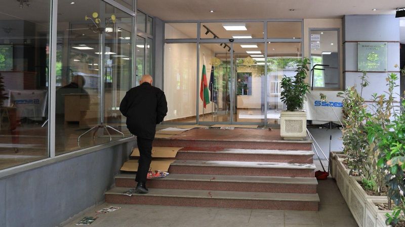 Младеж заля с червена боя входа на Министерството на културата