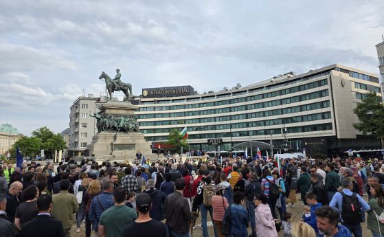 Опозицията заподозря Радев в опит да ни превърне в руски сателит. ГЕРБ е против референдум. Само Костадинов доволен