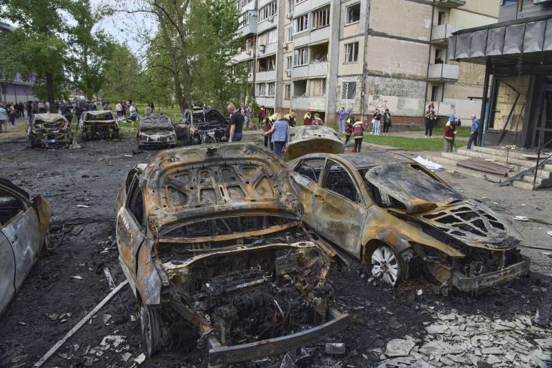 Общински работници почистват изгорели автомобили в жилищен район след руската атака с дрон в Киев, 4 май 2025 г. Снимка: АП/Efrem Lukatsky