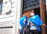 Представители на протестиращите от градския транспорт влизат в Столична община за среща с кмета Васил Терзиев.