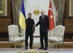 Володимир Зеленски и Реджеп Тайип Ердоган се ръкуват по време на днешната им среща в президентския дворец в Анкара. Снимка: Канцелария на турския президент чрез АП.