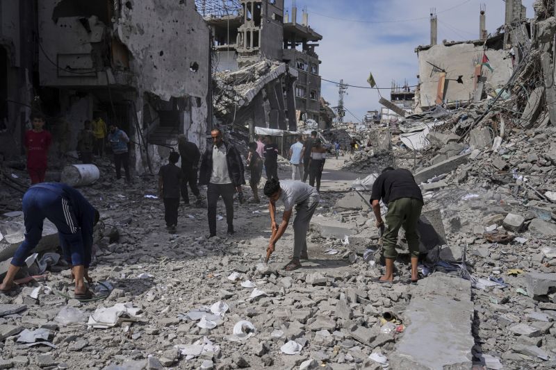 Палестинци разчистват отломките от пътя до клиника, разрушена при израелски въздушен удар в Джабалия в северна част на ивицата Газа, 15 май 2025 година. Снимка: AP/Jehad Alshrafi