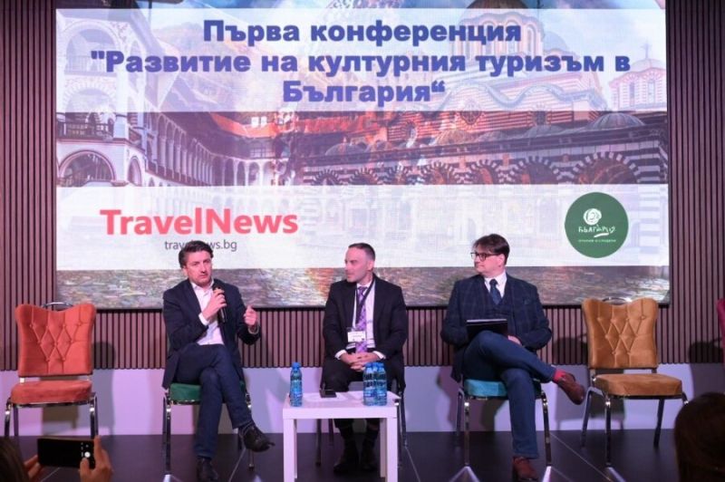 Министър Мирослав Боршош (вляво), министър Мариан Бачев (вдясно) и главният редактор на TravelNews Мирослав Иванов представиха визията си за развитието на културния туризъм в България