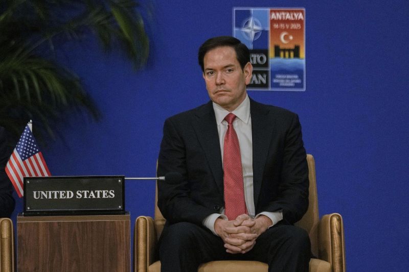 Държавният секретар на САЩ Малко Рубио слуша изложението по време на срещата на външните министри на страните от НАТО в Анталия.