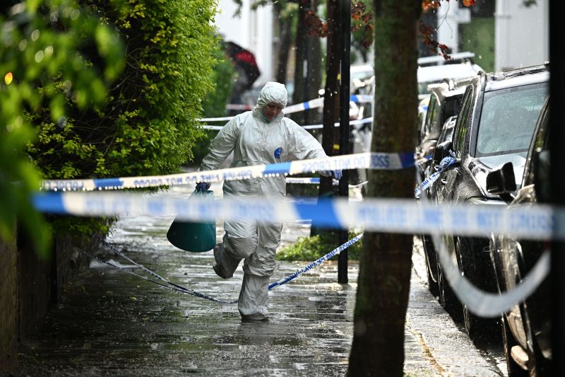 12 май - британската полиция разследва пожар в  имот, свързан с британския премиер