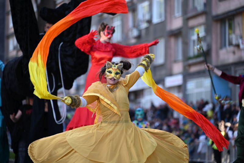 Карнавал Габрово отново впечатли хиляди гости с вихър от цветове, хумор и сатира (снимки)