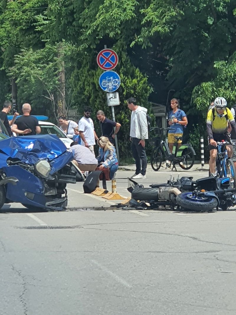 Моторист е в болница след силен сблъсък с кола край НДК в София
