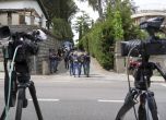 Полицаи и репортери стоят пред посолството на Оман в Рим, докато делегации на САЩ и Иран обсъждат иранската ядрена програма,